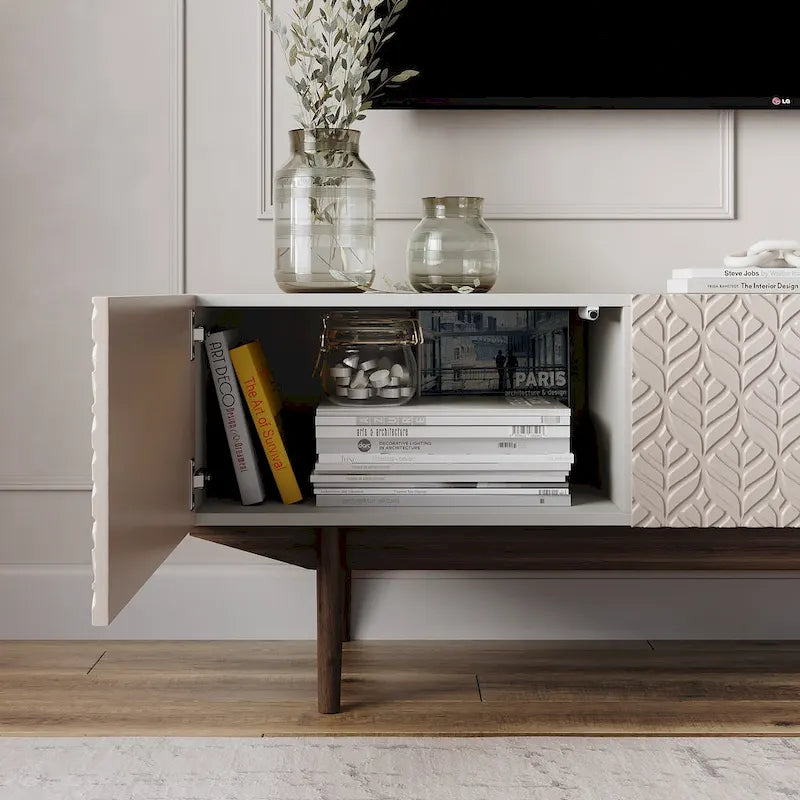 TV-Ständer mit Holzbeinen im modernen skandinavischen Mid-Century-Design