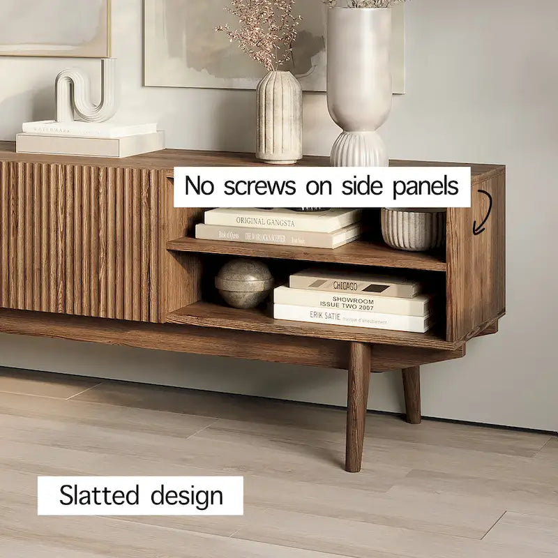 TV-Ständer mit Holzbeinen im modernen skandinavischen Mid-Century-Design