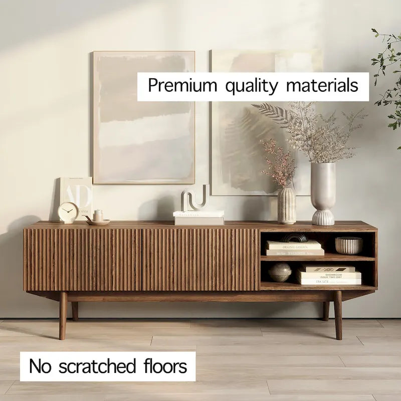 TV-Ständer mit Holzbeinen im modernen skandinavischen Mid-Century-Design
