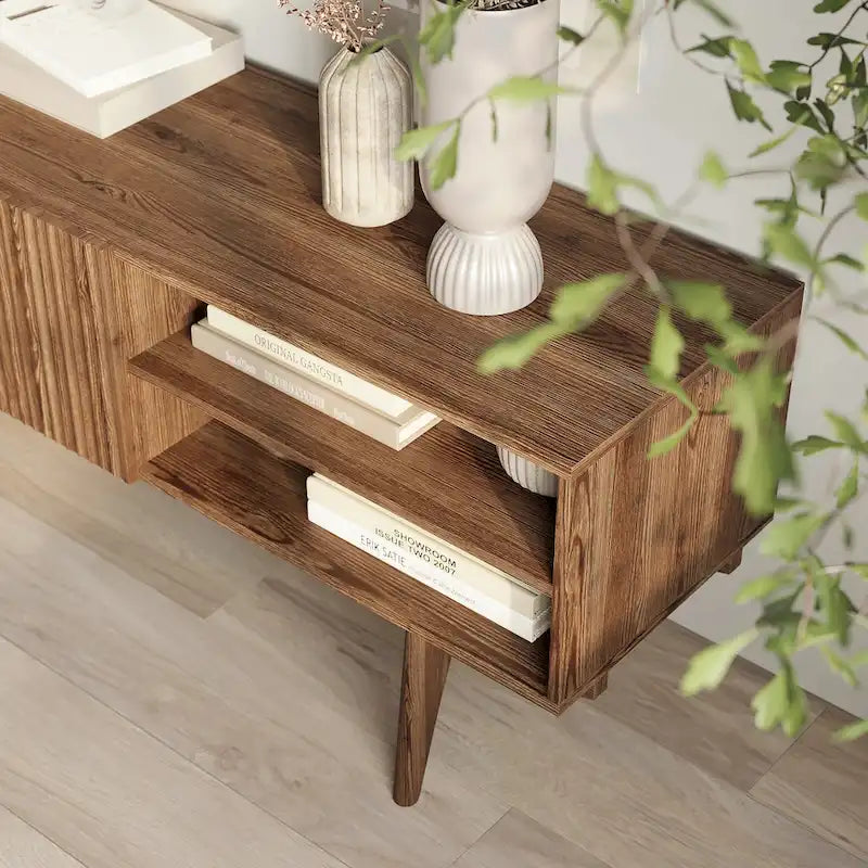 TV-Ständer mit Holzbeinen im modernen skandinavischen Mid-Century-Design