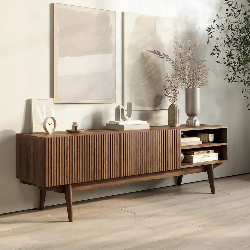 TV-Ständer mit Holzbeinen im modernen skandinavischen Mid-Century-Design