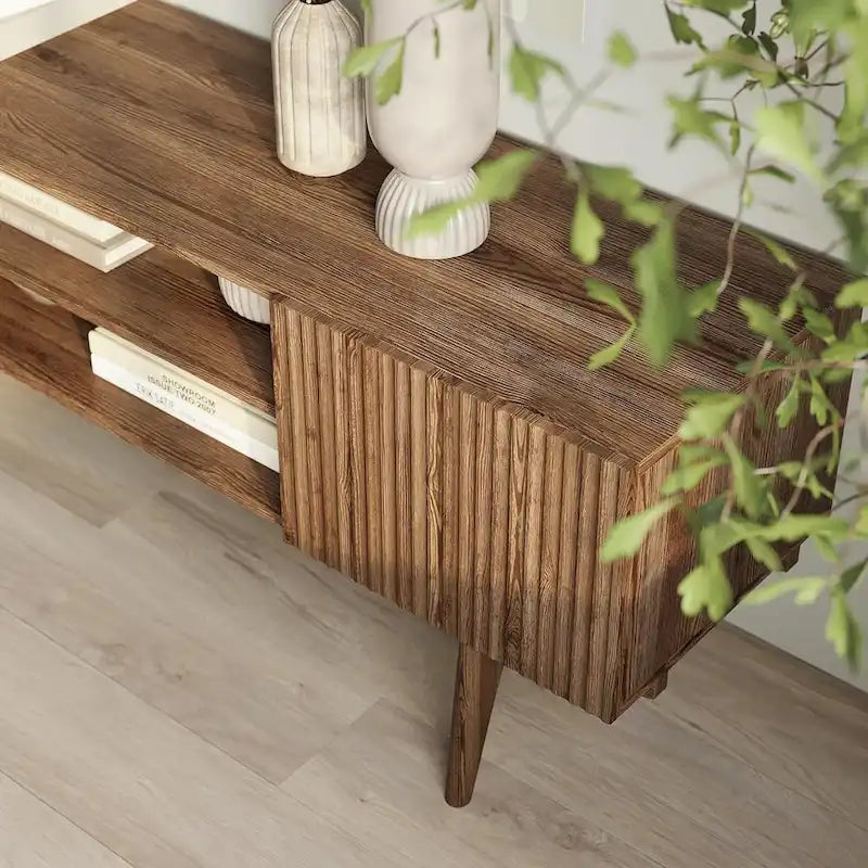TV-Ständer mit Holzbeinen im modernen skandinavischen Mid-Century-Design