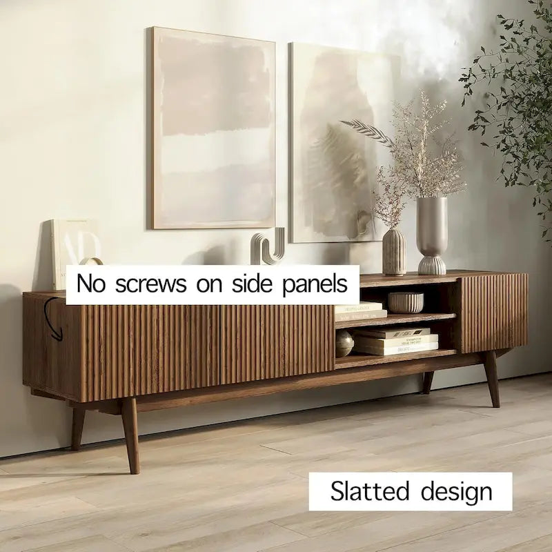 TV-Ständer mit Holzbeinen im modernen skandinavischen Mid-Century-Design