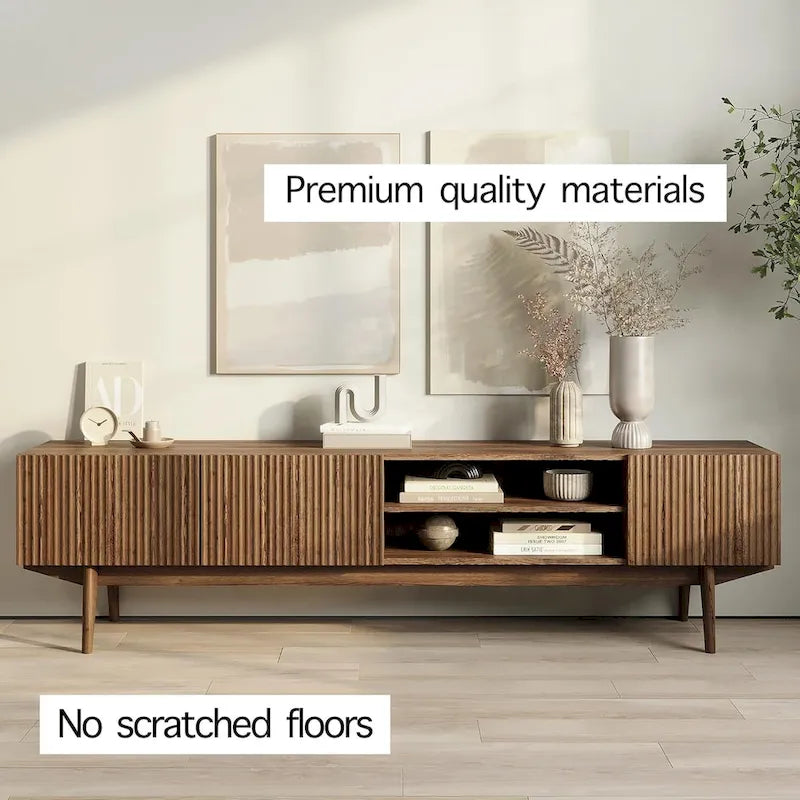 TV-Ständer mit Holzbeinen im modernen skandinavischen Mid-Century-Design