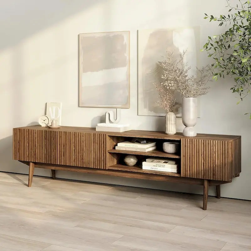 TV-Ständer mit Holzbeinen im modernen skandinavischen Mid-Century-Design