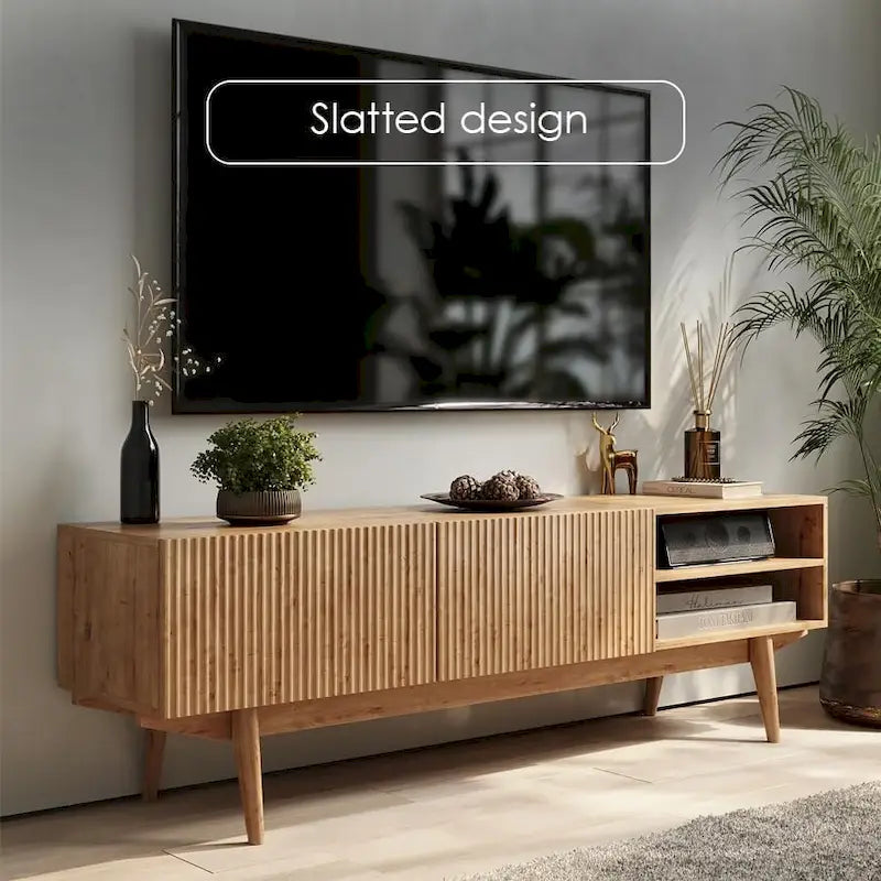 TV-Ständer mit Holzbeinen im modernen skandinavischen Mid-Century-Design