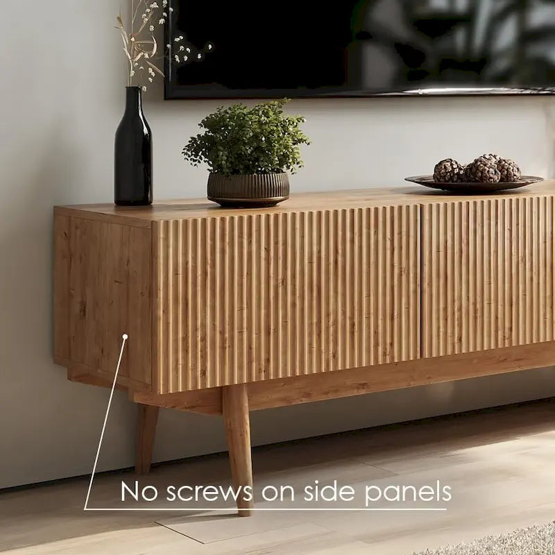 TV-Ständer mit Holzbeinen im modernen skandinavischen Mid-Century-Design