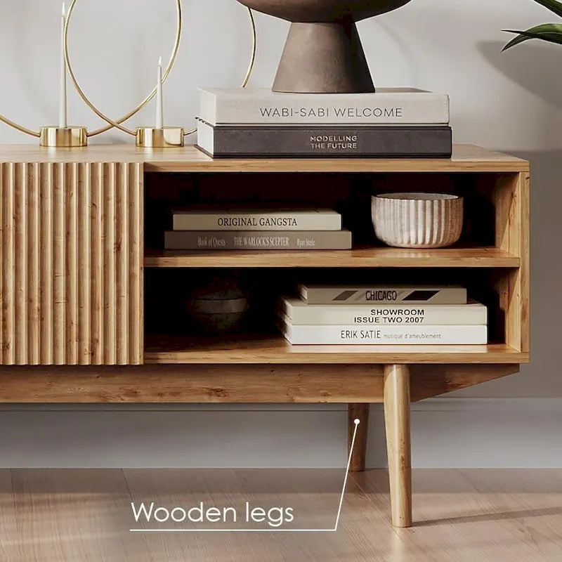 TV-Ständer mit Holzbeinen im modernen skandinavischen Mid-Century-Design