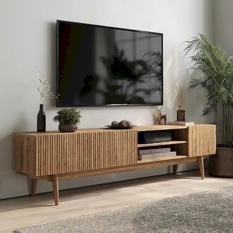 TV-Ständer mit Holzbeinen im modernen skandinavischen Mid-Century-Design