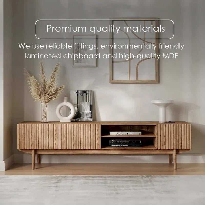 TV-Ständer mit Holzbeinen im modernen skandinavischen Mid-Century-Design