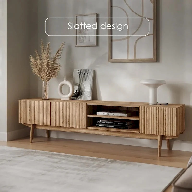 TV-Ständer mit Holzbeinen im modernen skandinavischen Mid-Century-Design
