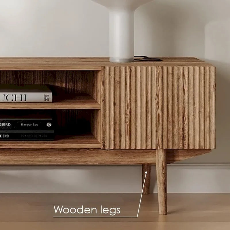 TV-Ständer mit Holzbeinen im modernen skandinavischen Mid-Century-Design