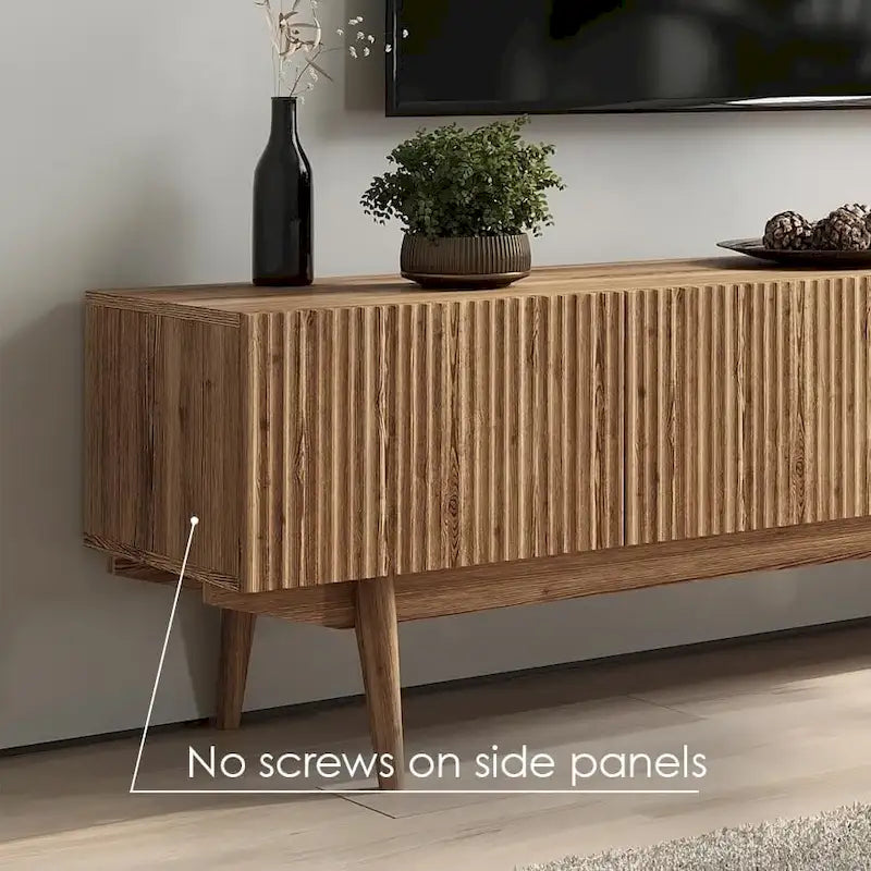 TV-Ständer mit Holzbeinen im modernen skandinavischen Mid-Century-Design