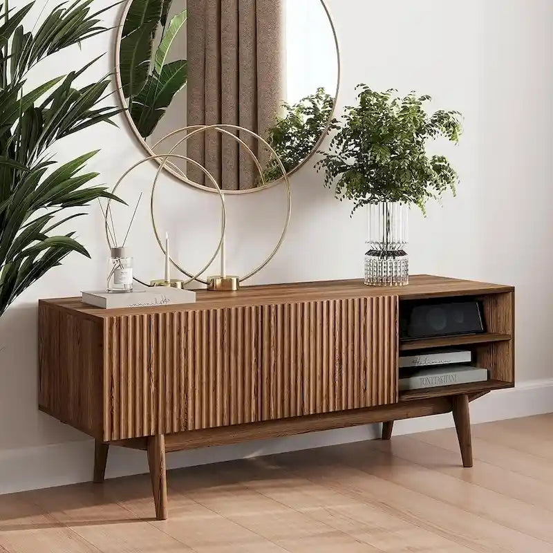 TV-Ständer mit Holzbeinen im modernen skandinavischen Mid-Century-Design