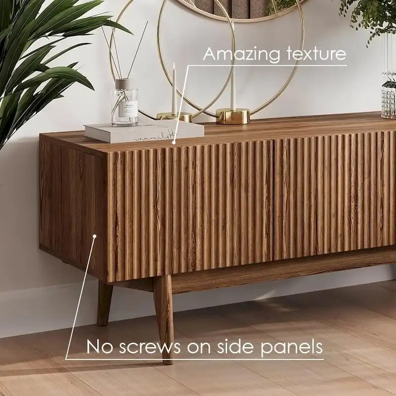 TV-Ständer mit Holzbeinen im modernen skandinavischen Mid-Century-Design