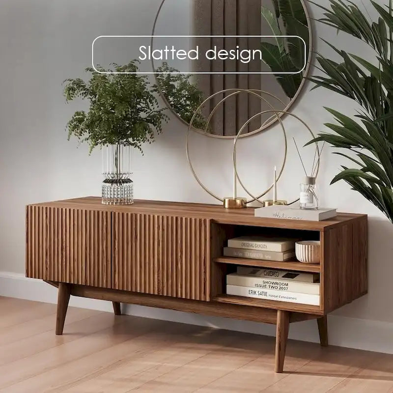 TV-Ständer mit Holzbeinen im modernen skandinavischen Mid-Century-Design