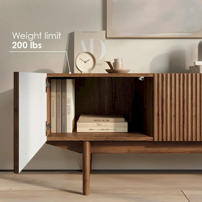 TV-Ständer mit Holzbeinen im modernen skandinavischen Mid-Century-Design