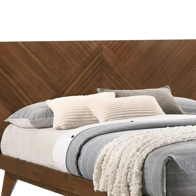 Cama Queen con cabecero alto de patrón de chevron, madera maciza color nogal