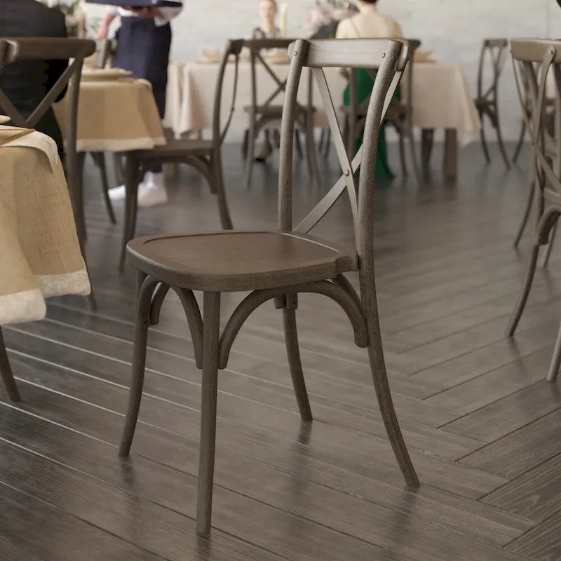 Stuhl mit Kreuzlehne in Holzoptik aus Kunstharz, für den Innen- und Außenbereich sowie den gewerblichen Einsatz